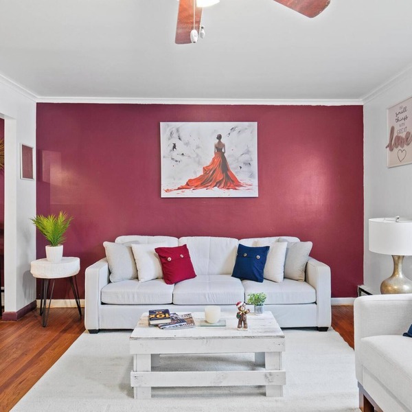 NEW! " Fall Season " open space concept & cozy 2 bed ranch - min from downtown