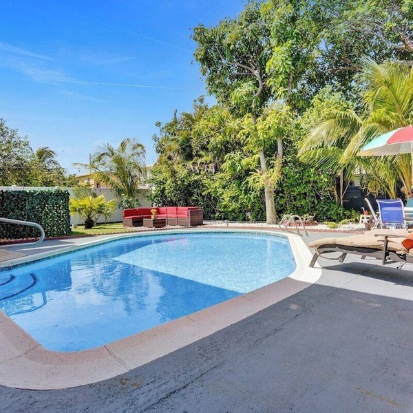 NEW Heated Pool, 10min to Beach, BBQ, Board games