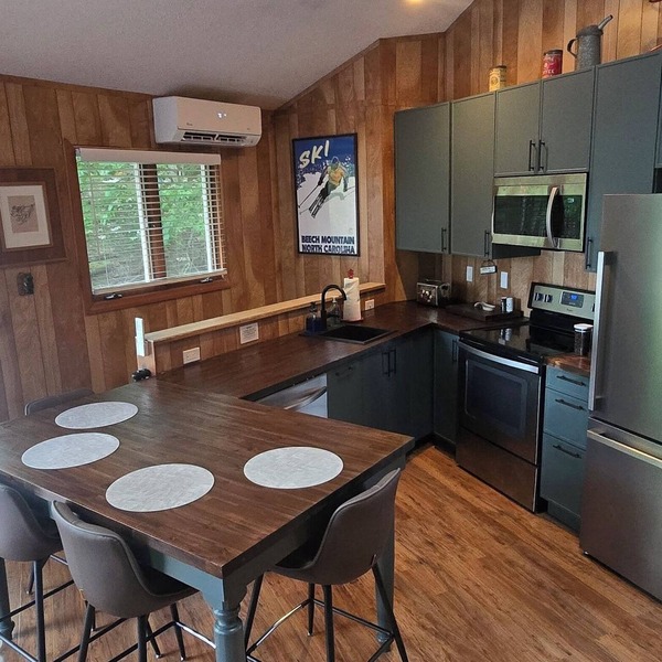 New Kitchen! ‖ Hot Tub coming August 7th! ‖ 2 Mins to Slopes ‖ Paved Road Access