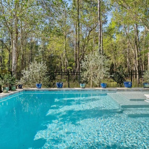 New Luxe 5BR 4BA Pool Villa in The Woodlands