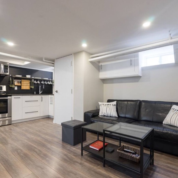 New, Modern 2 bed & 2 bath with Jacuzzi tub near Toronto Pearson Airport