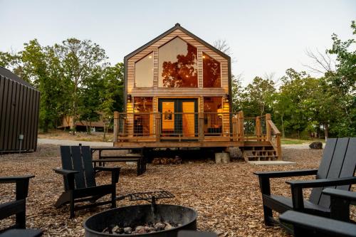 NEW - Modern Cabin in Glamping Resort Sleeps to 6