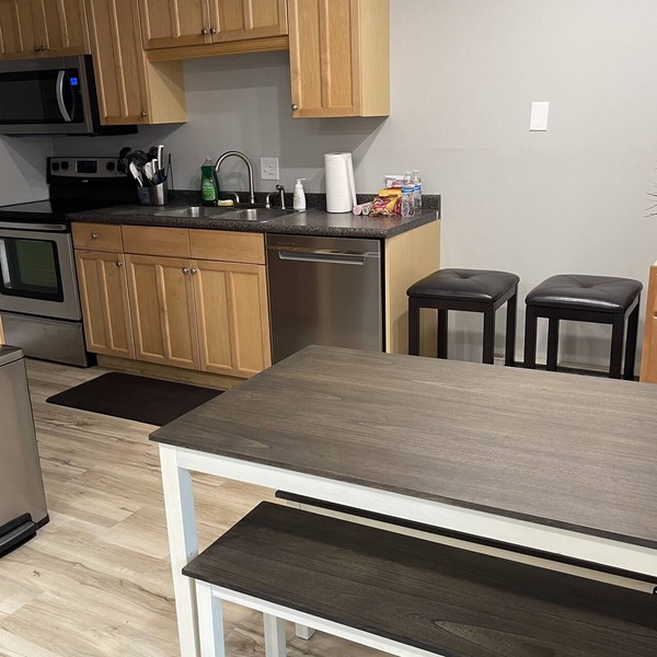 New Remodel Updated in 2023, 2BR 2 BA, Minutes to Mall/Airport