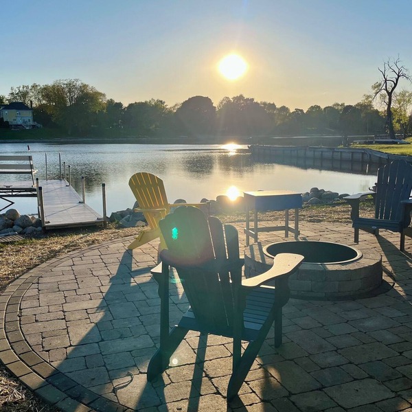 New! Riverfront Retreat! Dock! Near downtown & Neshotah Park. Dogs ok!