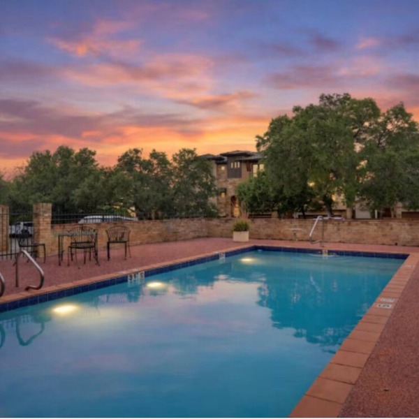 NEW Spacious 2BR Condo w Pool Near Domain & DT