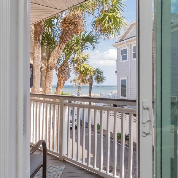 New! Sunrise Beach House in Vilano Beach! 10 seconds to beach and pool.