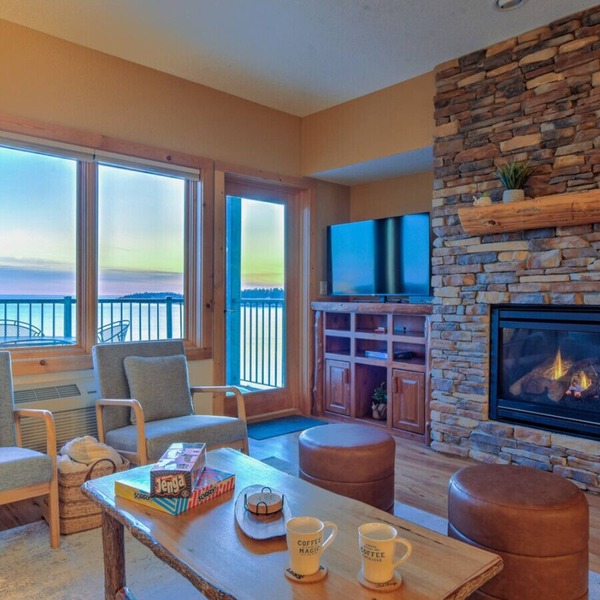 NEW: Two Harbors Superior Lakefront 2BR Corner | Pool | Hot Tub & Sauna | EV
