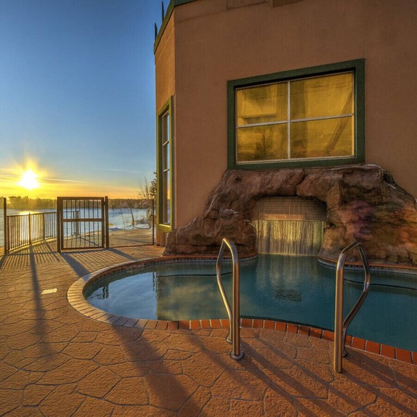NEW: Two Harbors Superior Lakefront King Studio | Pool | Hot Tub & Sauna | EV