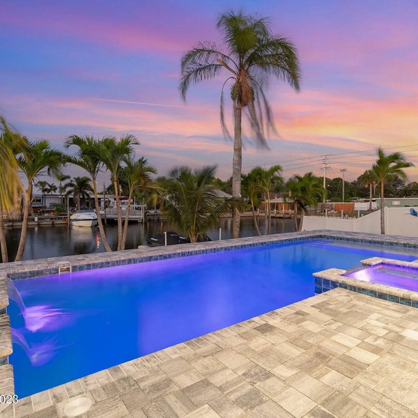 New! Waterfront home with a beautiful pool and jacuzzi