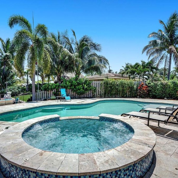 NEW Waterfront Oasis - Pool – Jacuzzi - 10 Min to Beach!