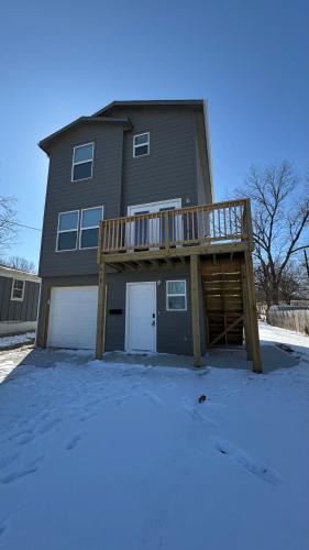 Newly built 3 level home 2 minute drive to UCM