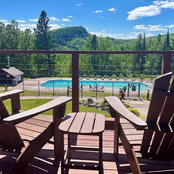 Newly Remodeled Fireplace Studio Ski-in/Ski-Out Condo-Balcony, Pool & Hot Tub