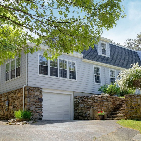 Newly Updated 5BR/2BA 2500Sqft Very Private Family Home, WiFi & Air Conditioned!