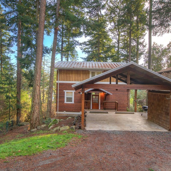 Newly Updated Cottage with Hot Tub, 2 fireplaces, fire pit