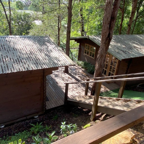 nFamily twin cabin in quiet bush setting, 5 mins walk to shops, train and park
