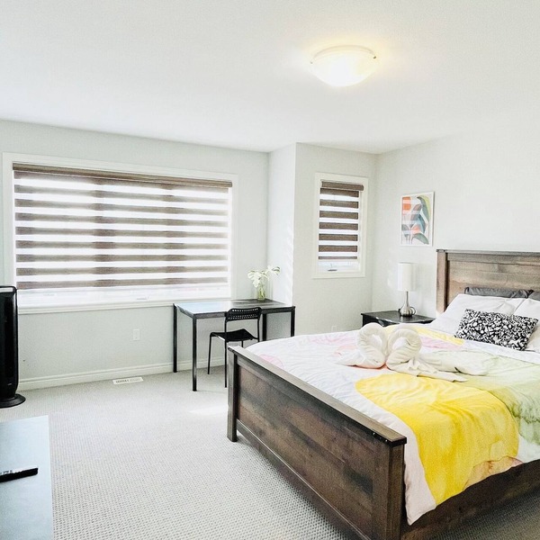 Niagara Getaway! 6 bedrooms , 4.5 baths. Up to 12 guests. Gameroom in Garage.