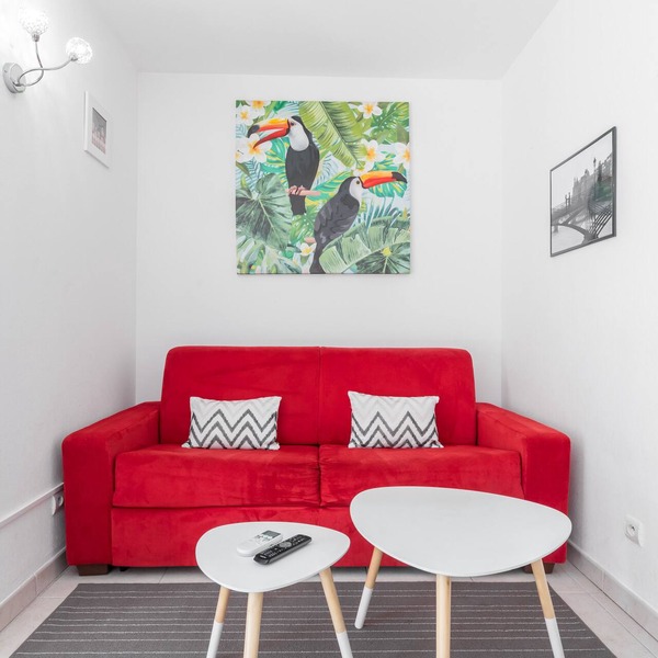 Nice 2 room apartment with air conditioning, terrace, free parking lift.