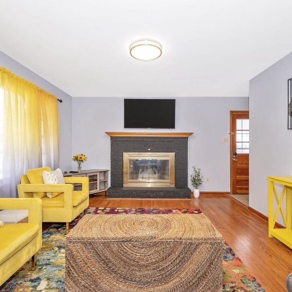 Nice and modern decor, 4BR 3BA, remodeled