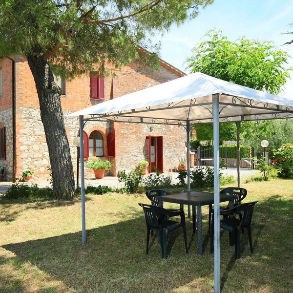 Nice apartment in villa for 5 people with WIFI, TV, patio, pets allowed and parking