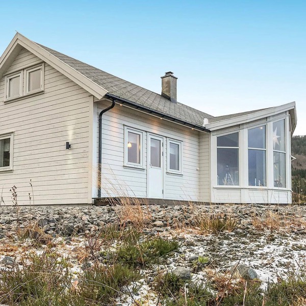 Nice home in Stadlandet with house sea view