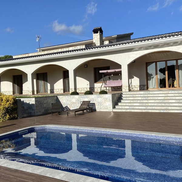 Nice house with capacity for 12 people. Private pool BBQ area and free wifi. Vivalidays Kiros.