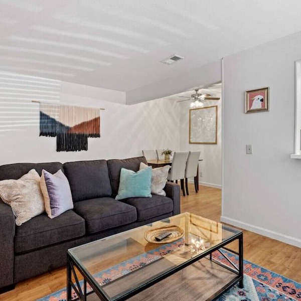 Nice ‘n’ Quiet Downtown Apt, Pool + Free Parking