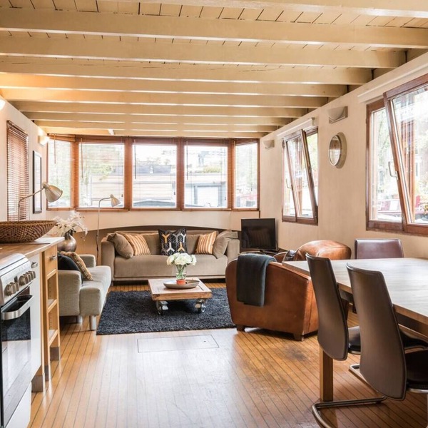Nicely decorated houseboat-apartment at the canal district in the historic old centre of Amsterdam.