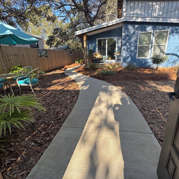 Niceville FL Charming 2-bedroom house with WiFi, AC OUTDOOR kitchen and LR