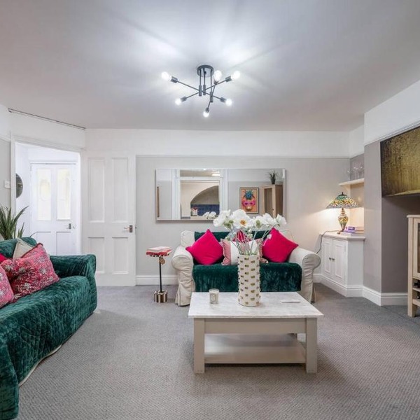 Niru Experience Chelsea Oasis with Courtyard