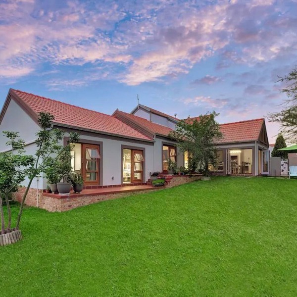 No loadshedding. Pet friendly. Best long stay discounts. 200mbps WiFi!