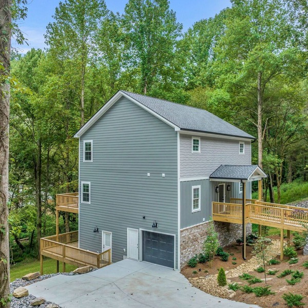 Noon CHECK IN, 2pm CHECK OUT at Center Hill Lake, 3 Family Suites, sleeps 13