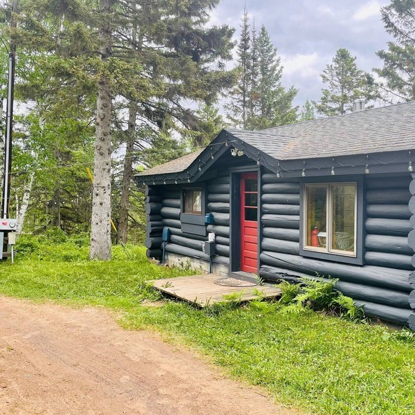 North Shore Tiny Log Cabin + BunkHouse Retreat