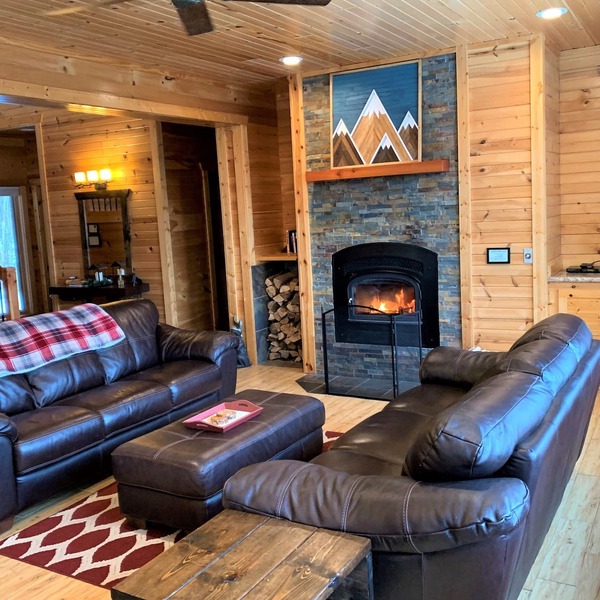 Northern Comfort Overlooking Caribou Lake- Spacious and Secluded