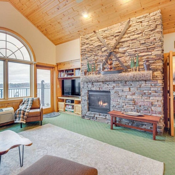 Northern Lakeside Haven with Pool & Lake Access