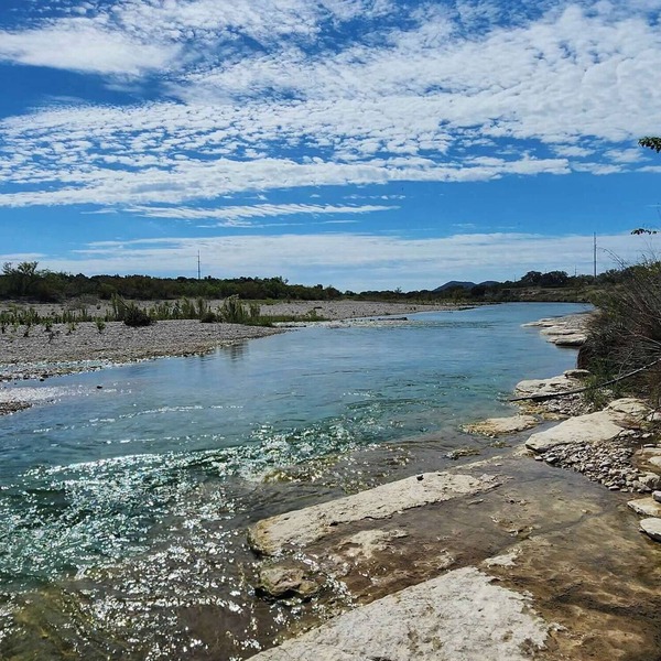 Nueces River Front Cottage, 2 bedroom with all the comforts.