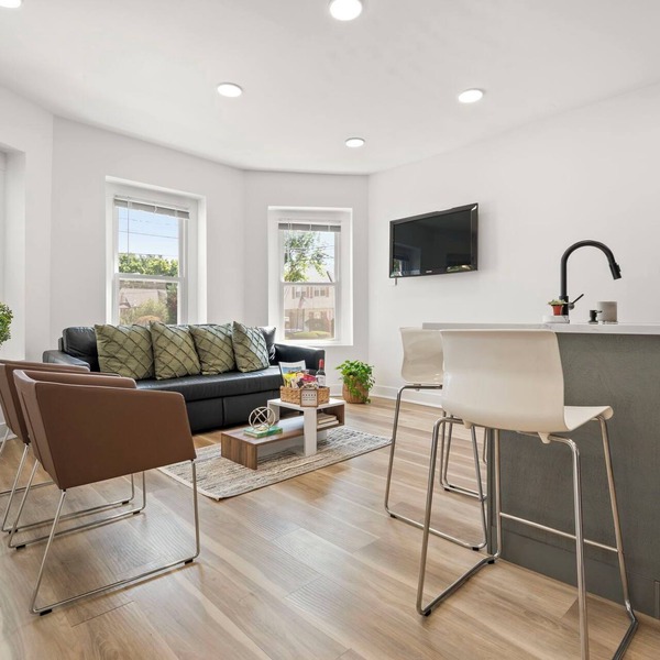 NYC Access 3BR Duplex/Sleeps 10, Free Parking