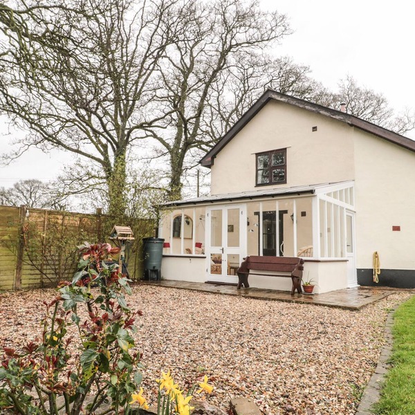 OAK BARN, pet friendly, character holiday cottage in Kentisbeare