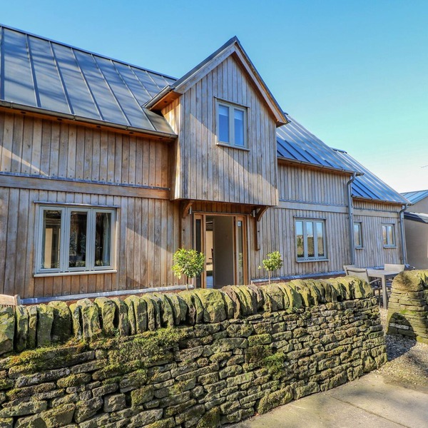 OAK COTTAGE, family friendly, character holiday cottage in Milnrow