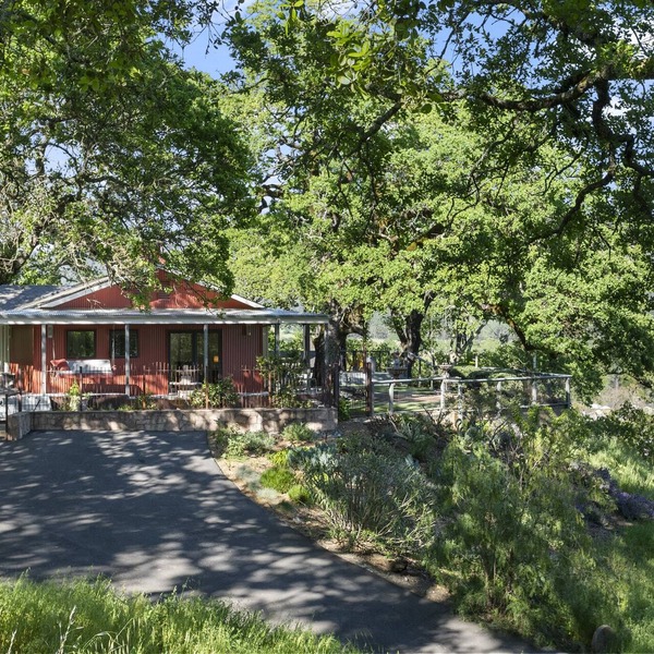 Oakden Oasis: Secluded Charm in the Heart of Sonoma with Pool and Hot Tub