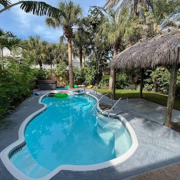 `Oasis` Historic Beachside Cottage 3/2