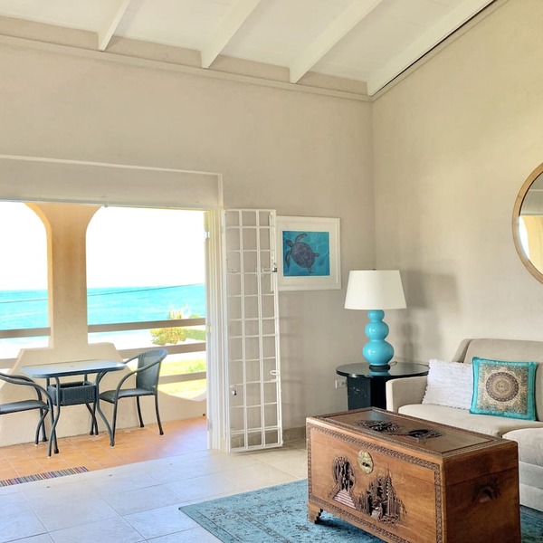 Ocean facing spacious One Bedroom Apt two minutes walk to the beach