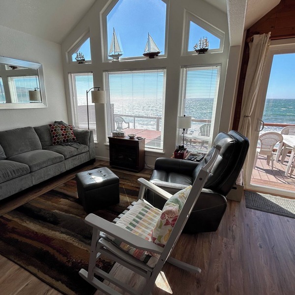 Ocean Front Cabin 10 with Jacuzzi & Breathtaking Views - The Ocean Mariner - Just STEPS TO THE BEACH (Private Beach Owned by White Rock Resort)