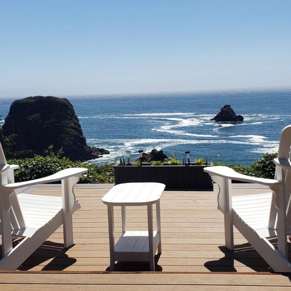 Ocean Front Home- spacious, beautiful yard, hot tub & ocean view all around!