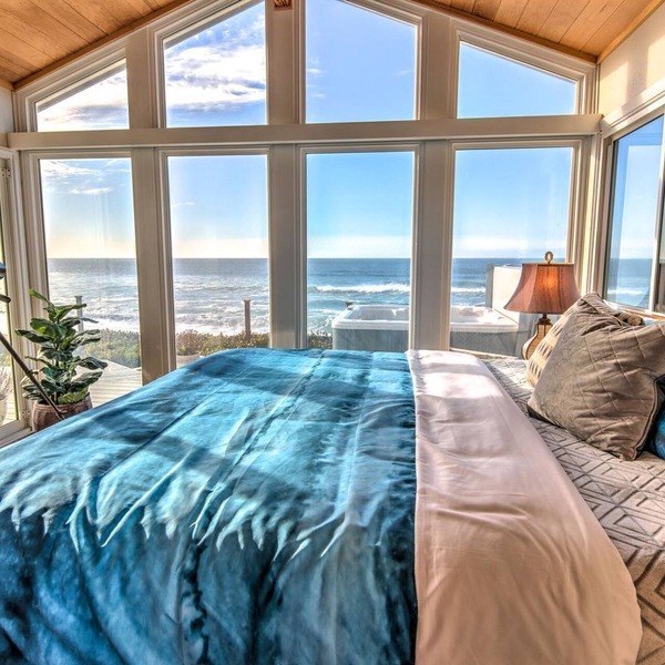 Ocean Front on Sandy Beach in Gleneden Beach! Ocean View Hot Tub! Dog Friendly!