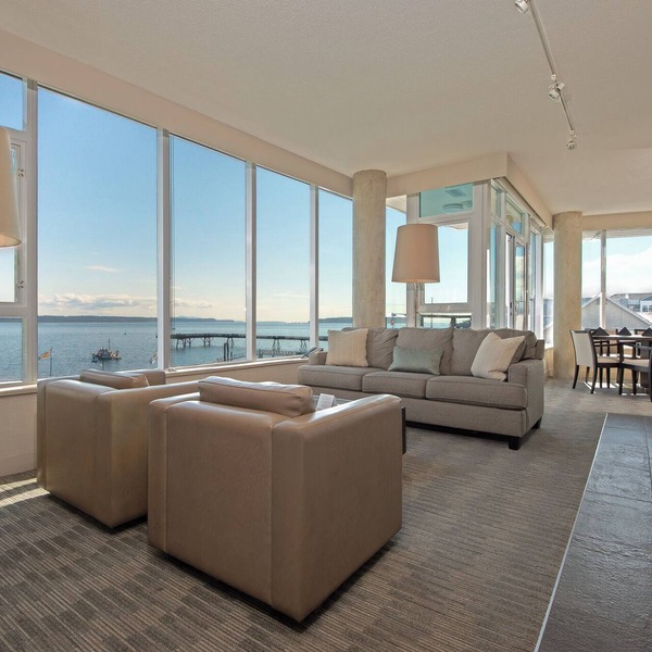 Ocean front retreat in the heart of the quaint town of Sidney BC. Pet-friendly!