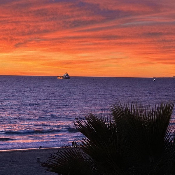 OCEAN FRONT + TOP FLOOR, 4 BEDROOM MANHATTAN BEACH HOUSE