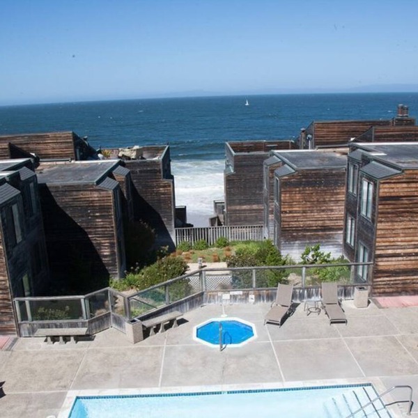 Ocean Harbor 110 - Monterey Condo - Oceanview, Surf Sounds