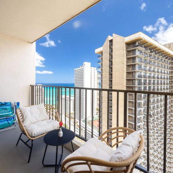 Ocean-view condo with lanai & sweeping views
