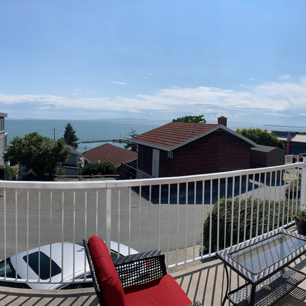 Ocean view quiet modern and cozy. Close to the beach.