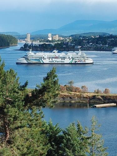 Ocean View Self-Contained Studio Suite, Near Ferry in Quiet Forested Area